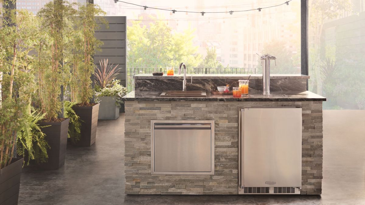 outdoor bar station with sink and beer keg in ny blue stone and jet mist granite
